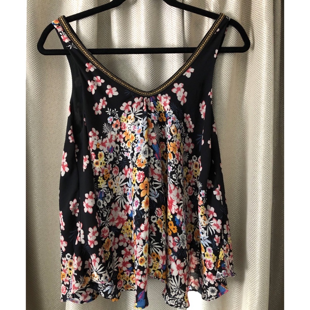Flowy floral tank. Like new condition.